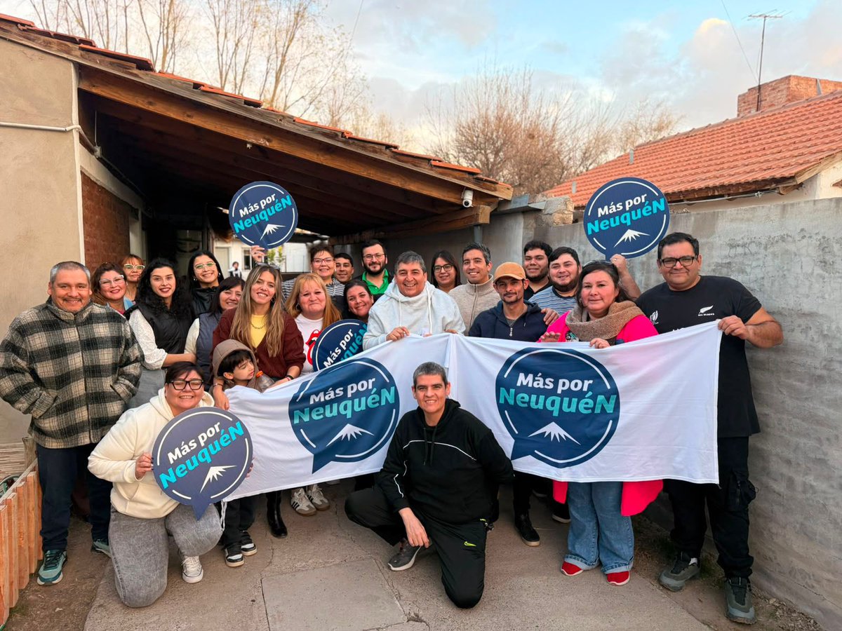 CQuintriqueoOk's tweet photo. Hoy continuamos charlando con vecinas y vecinos de #Plottier.

Compartimos un análisis sobre la crítica situación que atraviesa la localidad: falta de empleo, más pobreza y menos oportunidades para las y los jóvenes.
Es indispensable seguir construyendo fuerza desde las bases para recuperar lo que se ha perdido y generar una alternativa que vuelva a poner en el centro las necesidades de nuestro pueblo.

#MásPorNeuquén sigue creciendo y construyendo en desee el barrio.