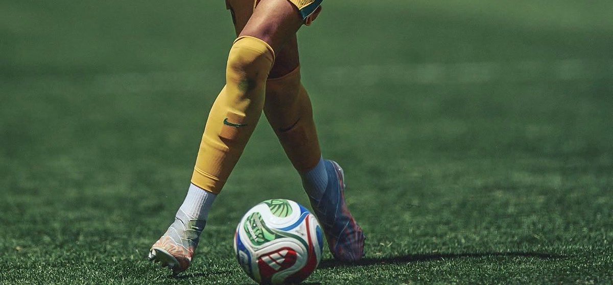 WhatstheMata64's tweet photo. Okay this is ridiculous… 😆 either we keep shin pads in the game or completely get rid of them at this point? 

#FIFATrending #FIFA #FIFAWorldCup https://t.co/ZfbsDdz7hh