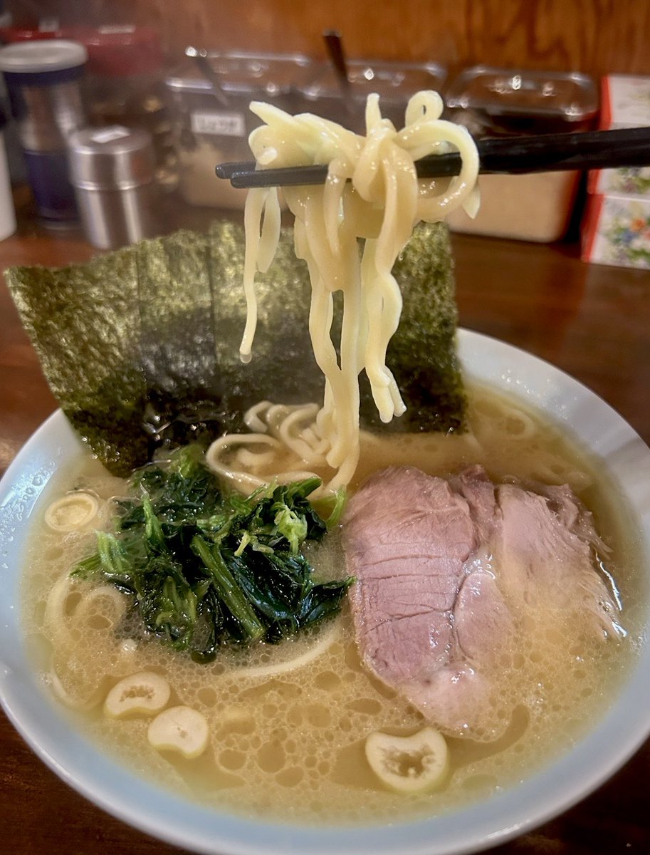 KOTAPAPA921's tweet photo. 朝6時にOpenし 朝ラーで何度も📮していた『洞くつ家』が 現在 早朝営業を休止の為 晩酌後の〆に啜ることも多い【ラーメン】どんな時間でもブレない 豚骨と鶏油との 味覚を揺さぶるハーモニー🎶  短めの“酒井製麺”もスープを纏ってノリノリで輝いてます⭐️早朝営業の復活を熱望する私もファンの1人です🫡 https://t.co/I82o30s4Ni