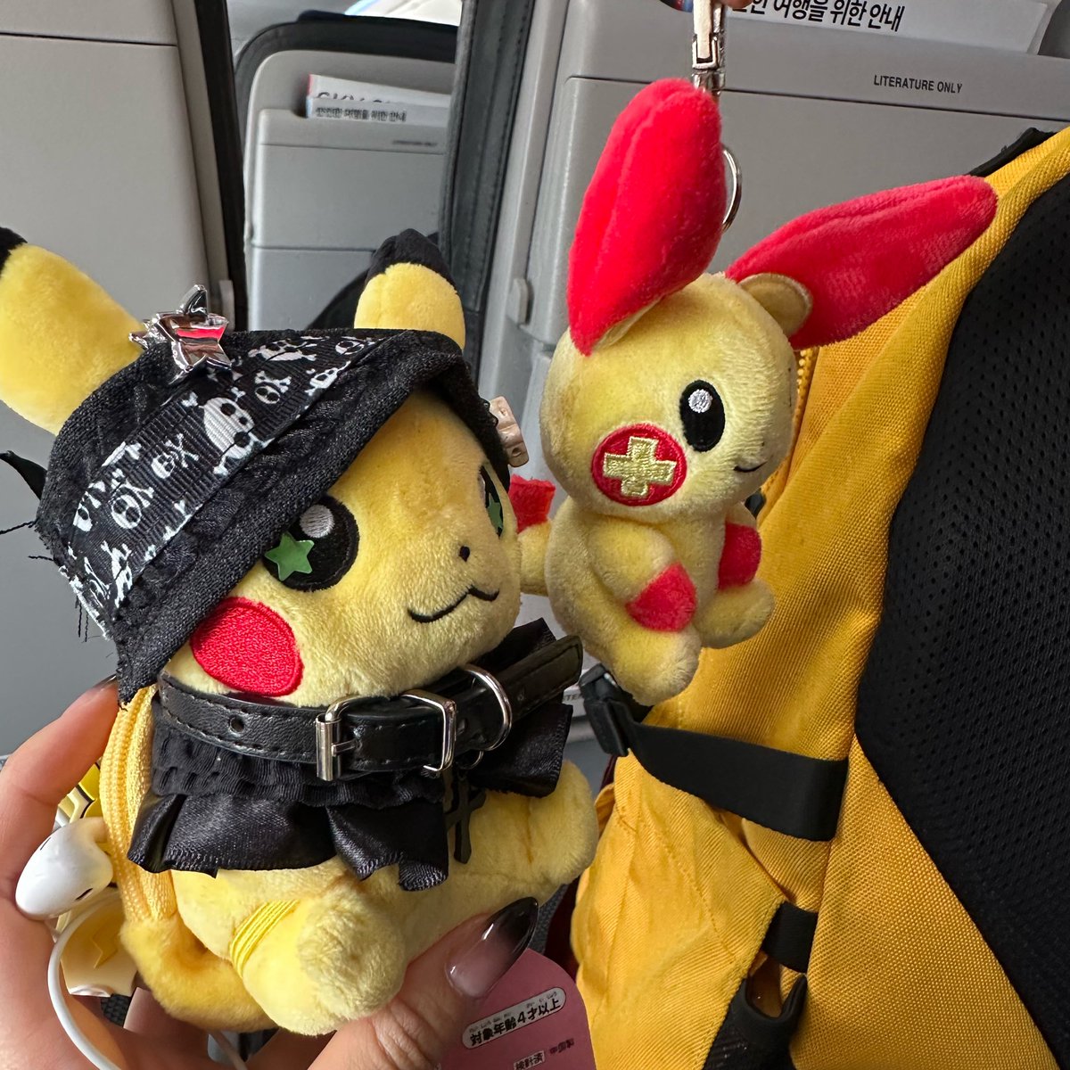Ny0w0vN's tweet photo. 뱅기를 탓는데 옆자리 외국인분이 내 피카츄 보고 자신의 마이농을 자랑하심. https://t.co/St5B03Hoc8