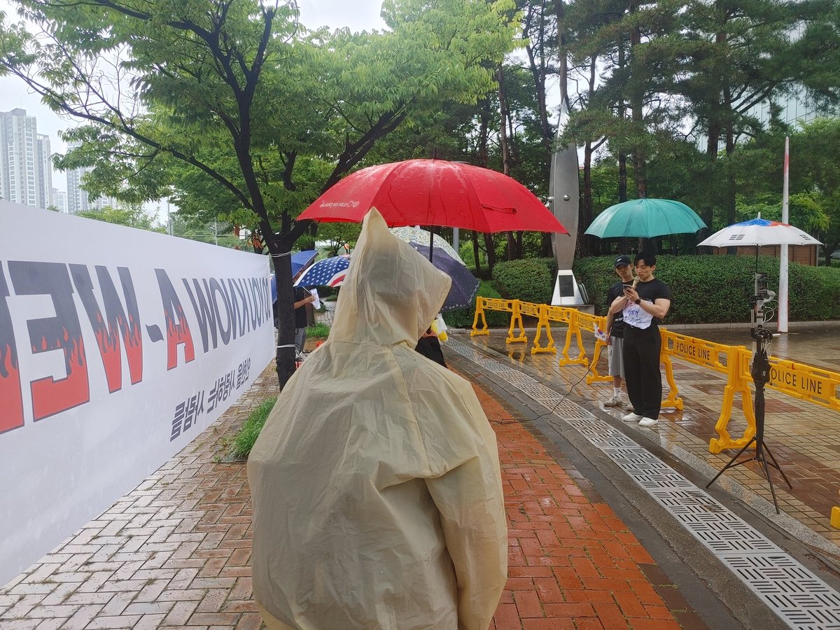 JohnVer6974's tweet photo. 조직없는 인천의 청년이 동료 한 명과 주먹구구식으로 주최한 AWEB본진공격.
홍보가 너무 안되어서 사람은 적었지만 본진을 타격했다는 것에 의의를 둔다.
올공항쟁이 마무리되면 뿔뿔이 흩어져있는 인천, 아니, 전국의 모든 애국화력이 이 AWEB본진이라는 여리고성을 총공, 무너뜨리는 환상을 본다. https://t.co/OvQvZmjDGI