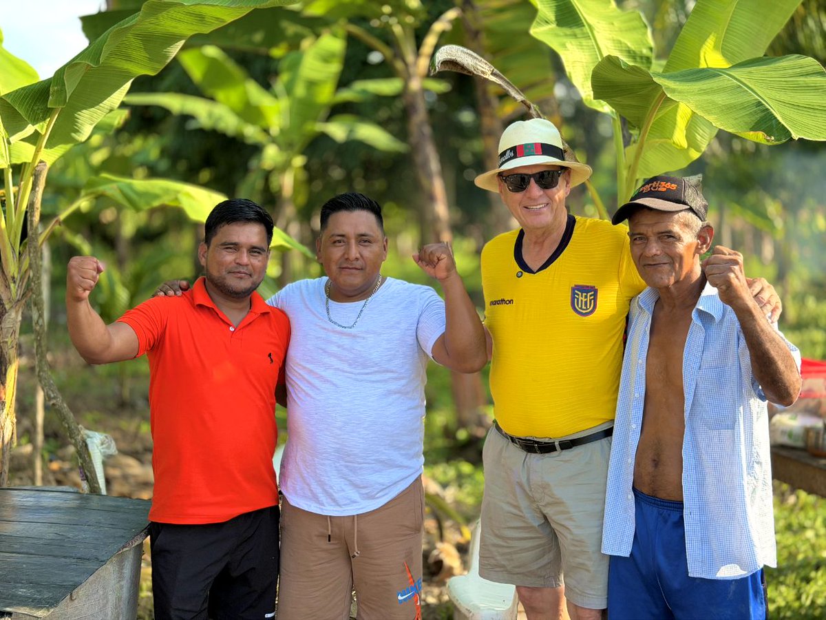 Walthercevallo's tweet photo. ¡Un solo Ecuador, un solo puño, hoy el triunfo es de todos! 🇪🇨💪  

Desde Calceta con mi gente, el corazón tricolor. Hoy alentamos todos a una sola voz. Vamos Tricolor, el país entero te alienta 💛💙❤️ https://t.co/4KhMoBVpJ4