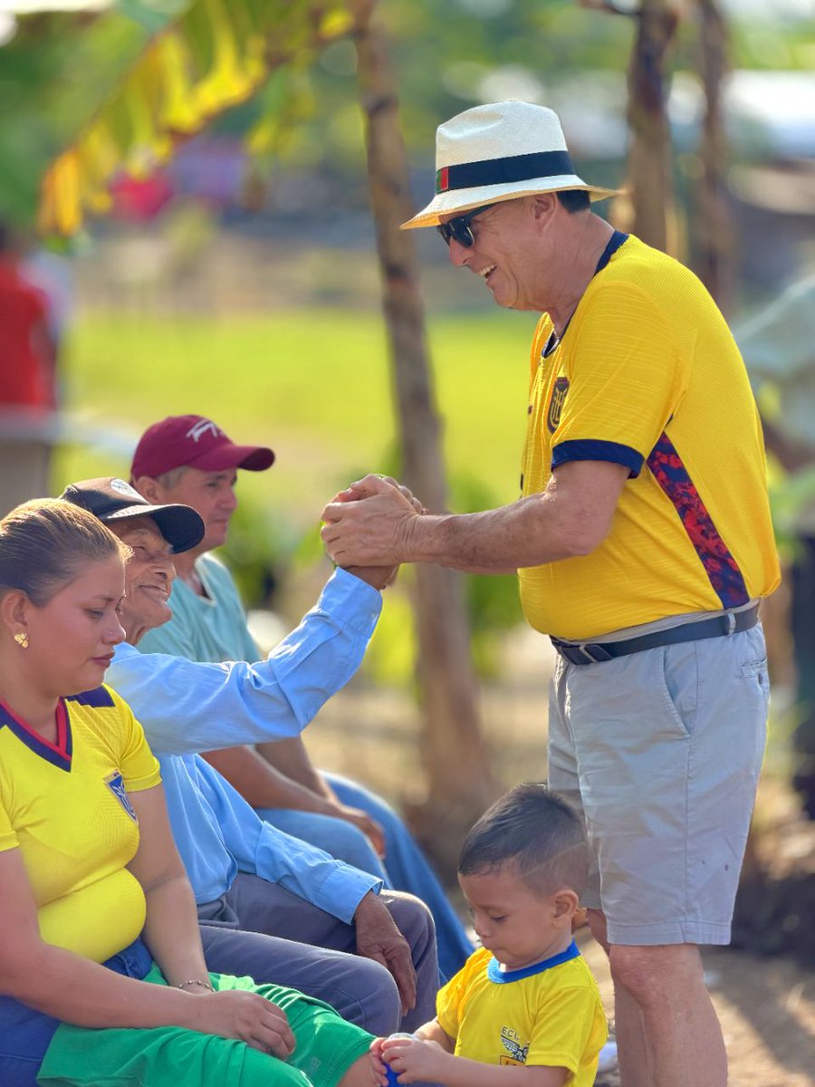 Walthercevallo's tweet photo. ¡Un solo Ecuador, un solo puño, hoy el triunfo es de todos! 🇪🇨💪  

Desde Calceta con mi gente, el corazón tricolor. Hoy alentamos todos a una sola voz. Vamos Tricolor, el país entero te alienta 💛💙❤️ https://t.co/4KhMoBVpJ4