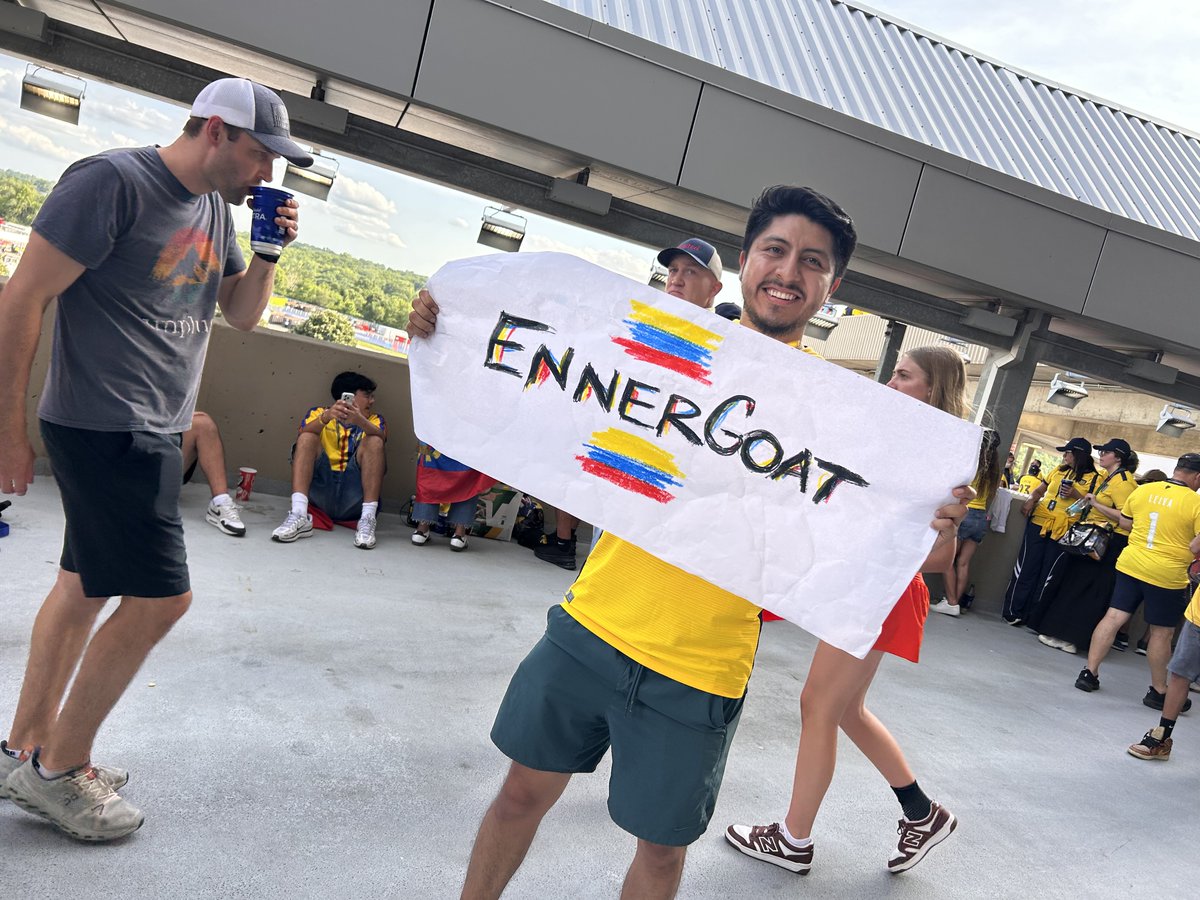 Rarosemena11's tweet photo. Apoyo completo de la gente con Ecuador, muy emocionados los ecuatorianos… olvidado por lo pronto el último partido. Vamos @EnnerValencia14 que hoy te prendes carajo!!! https://t.co/LGiEAwvzMB