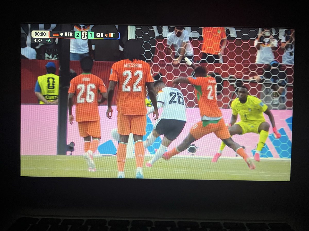 metodieva_laura's tweet photo. 2-1 🇩🇪❤️
#FIFATrending https://t.co/LkRvIY47Y0