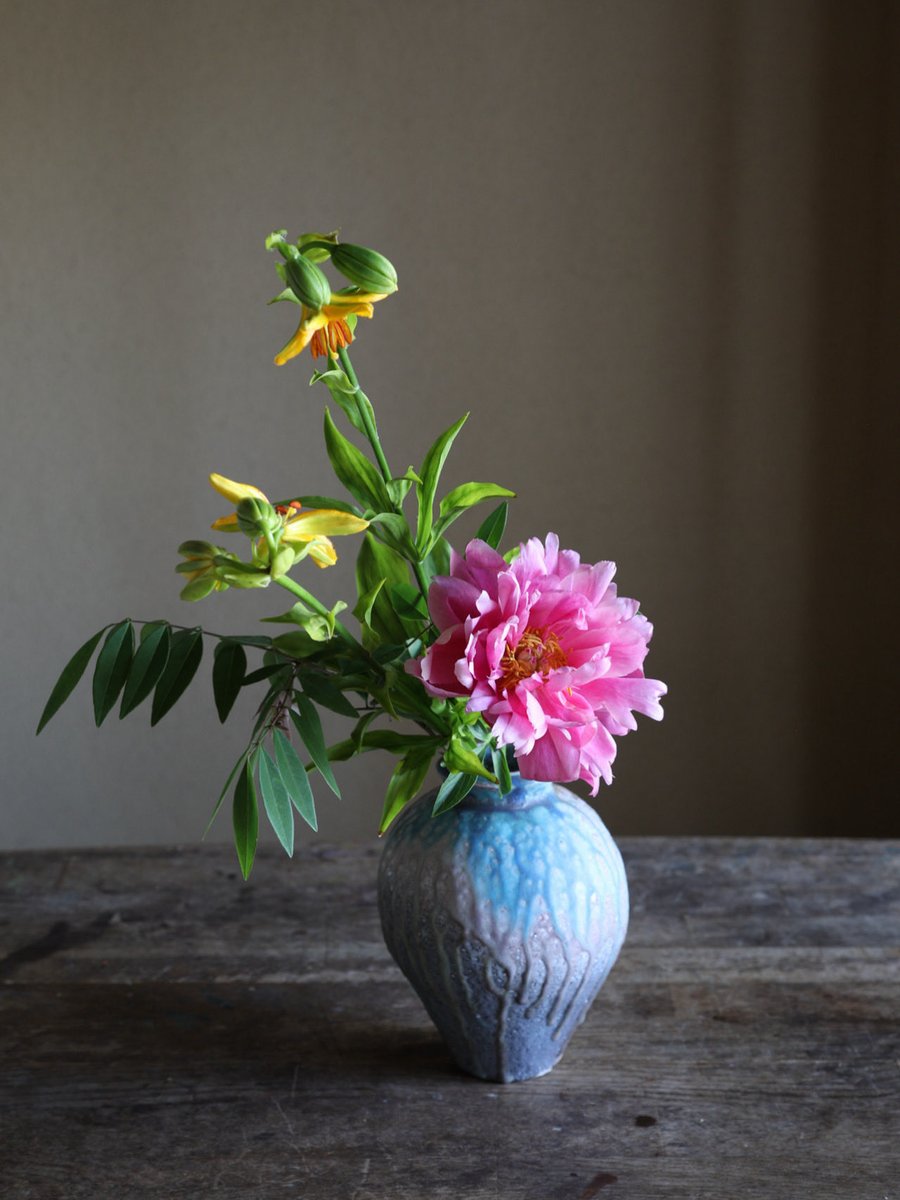 hana_narai's tweet photo. 竹島百合、芍薬、夏藤をいけました。 https://t.co/BCDPKa7ink