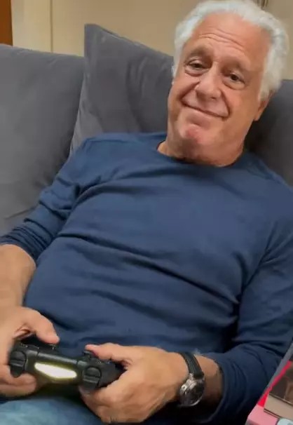 doug2k1's tweet photo. @BrOrlandi Sim. Vibe Antônio Fagundes. 😂 https://t.co/MGdTWfOuKK