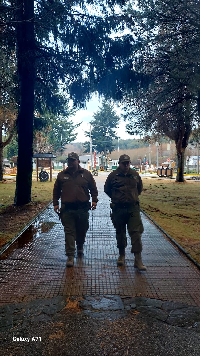 Carab_Aysen's tweet photo. A través de una presencia permanente en sectores apartados y de difícil acceso, Carabineros del Retén #LagoVerde (F) resguarda la seguridad y orden público.
Con patrullajes y despliegue cercano, garantizamos el bienestar y tranquilidad de vecinos, turistas y usuarios de las vías. https://t.co/dUx0x9gqal