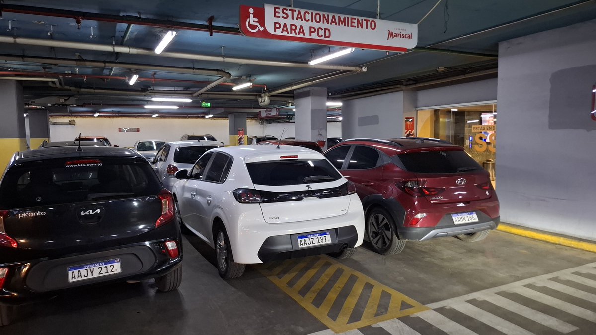 El_PlagueonPy's tweet photo. Que idiota e ignorante debes ser para estacionar en la franja que se deja para que descienda la gente con alguna discapacidad. Ahora mismo en el Mariscal https://t.co/RYID9L1HpN