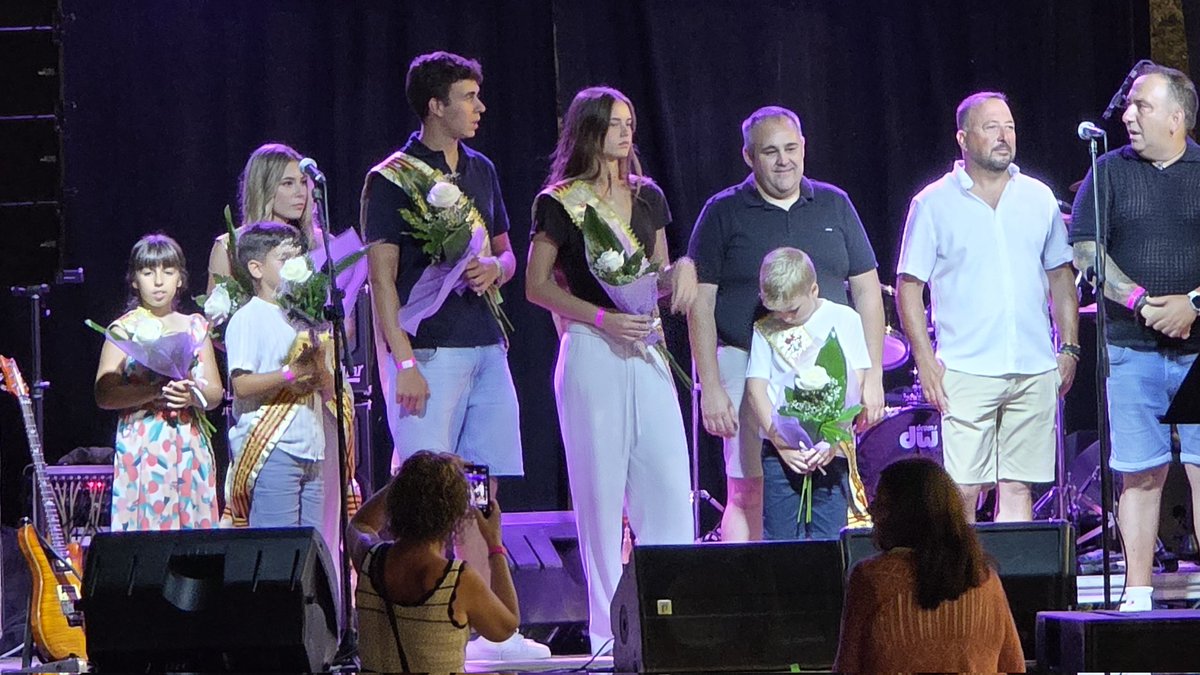 OscarOlogaray's tweet photo. Presentació dels sagristans i sagristanes del barri de Remolins i de les pubilles i hereus del barri i de @LoGolafre en el marc del sopar popular de la Flama del Canigó. Enhorabona a tots/es! #Tortosa https://t.co/w0vtYGcpy5