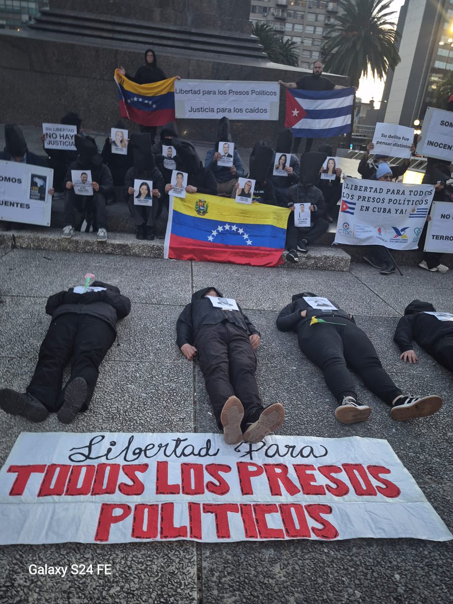vente_mundo's tweet photo. No olvidamos a quienes están tras las rejas. 

En Montevideo, venezolanos valientes hicieron un Planton del Silencio 🕯️para exigir por la libertad de los más de 500 presos políticos del régimen de Maduro. 

Seguimos #QueSeanTodos https://t.co/kBT1cywf8c
