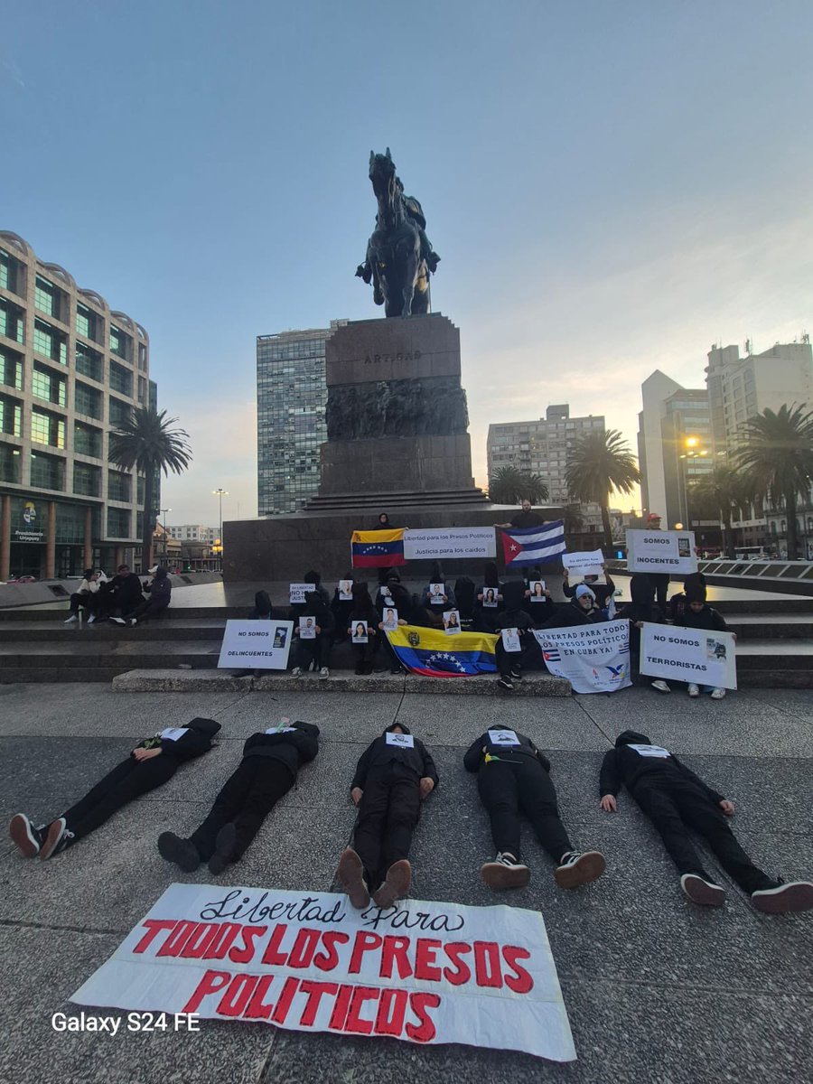 vente_mundo's tweet photo. No olvidamos a quienes están tras las rejas. 

En Montevideo, venezolanos valientes hicieron un Planton del Silencio 🕯️para exigir por la libertad de los más de 500 presos políticos del régimen de Maduro. 

Seguimos #QueSeanTodos https://t.co/kBT1cywf8c