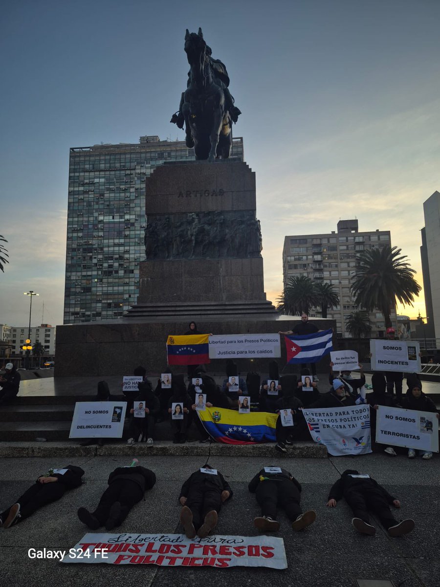vente_mundo's tweet photo. No olvidamos a quienes están tras las rejas. 

En Montevideo, venezolanos valientes hicieron un Planton del Silencio 🕯️para exigir por la libertad de los más de 500 presos políticos del régimen de Maduro. 

Seguimos #QueSeanTodos https://t.co/kBT1cywf8c