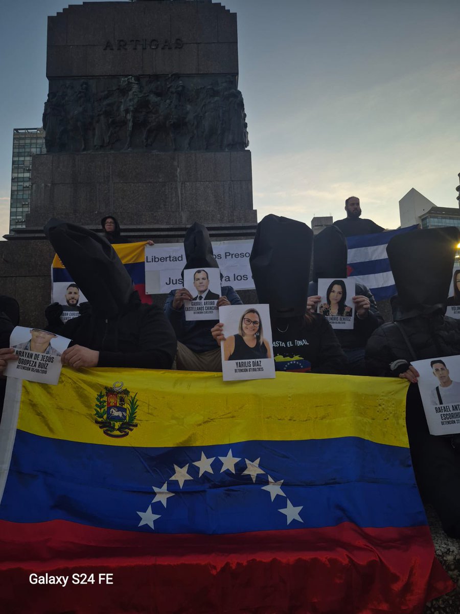 vente_mundo's tweet photo. No olvidamos a quienes están tras las rejas. 

En Montevideo, venezolanos valientes hicieron un Planton del Silencio 🕯️para exigir por la libertad de los más de 500 presos políticos del régimen de Maduro. 

Seguimos #QueSeanTodos https://t.co/kBT1cywf8c