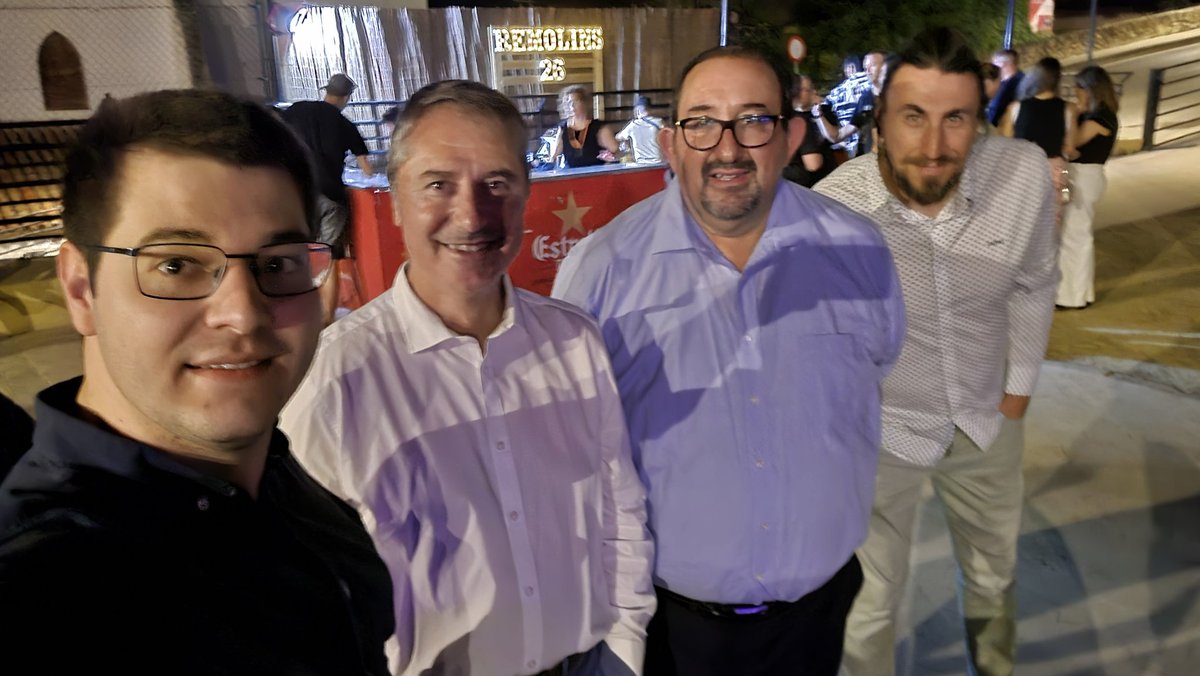 OscarOlogaray's tweet photo. Presentació dels sagristans i sagristanes del barri de Remolins i de les pubilles i hereus del barri i de @LoGolafre en el marc del sopar popular de la Flama del Canigó. Enhorabona a tots/es! #Tortosa https://t.co/w0vtYGcpy5