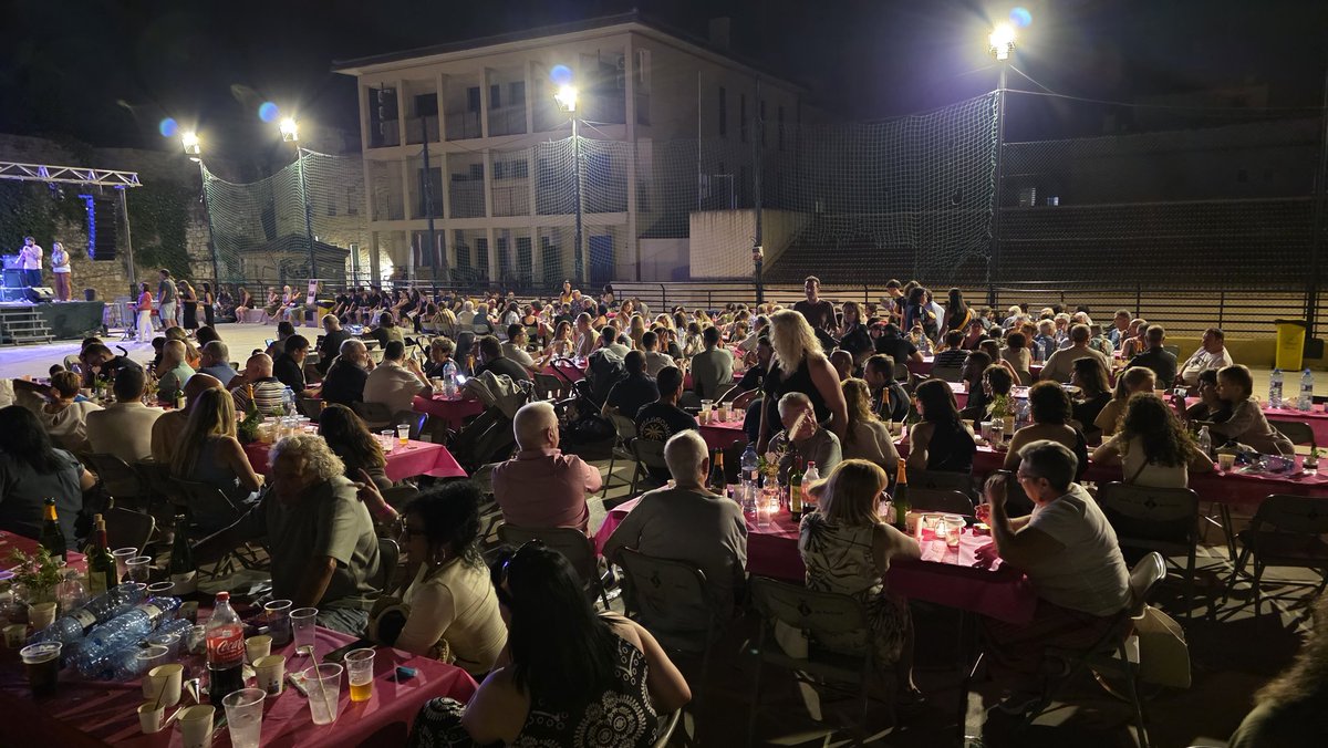 OscarOlogaray's tweet photo. Presentació dels sagristans i sagristanes del barri de Remolins i de les pubilles i hereus del barri i de @LoGolafre en el marc del sopar popular de la Flama del Canigó. Enhorabona a tots/es! #Tortosa https://t.co/w0vtYGcpy5