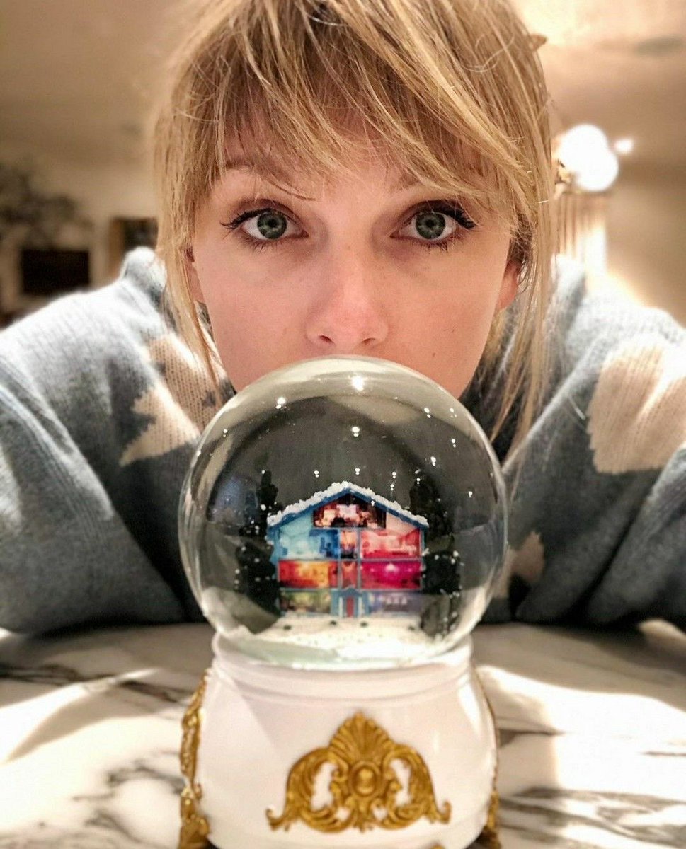 luvmusicats's tweet photo. oi! hoje eu vim aqui anunciar o fim de uma era! e essa era, na qual vocês conheceram minha casa, foi imensamente especial para mim, os momentos que criamos na turnê inclusos! mas prometo que vem algo a seguir! muito em breve… https://t.co/RshZFosmxh