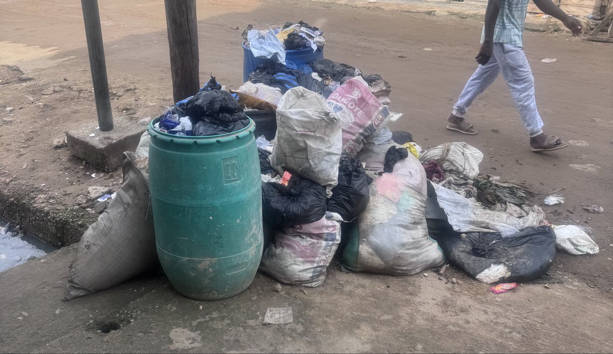 thanedee's tweet photo. @tokunbo_wahab @GRVlagos I was in APC office around adekunle mabayoje. This is how a lot of the bins on that street look like. The amount of energy you use to gaslight us here, if you put half into actual work, e go better. By next Saturday you’ll say we should sit at home and heap more Abi? https://t.co/V31pyht5bx