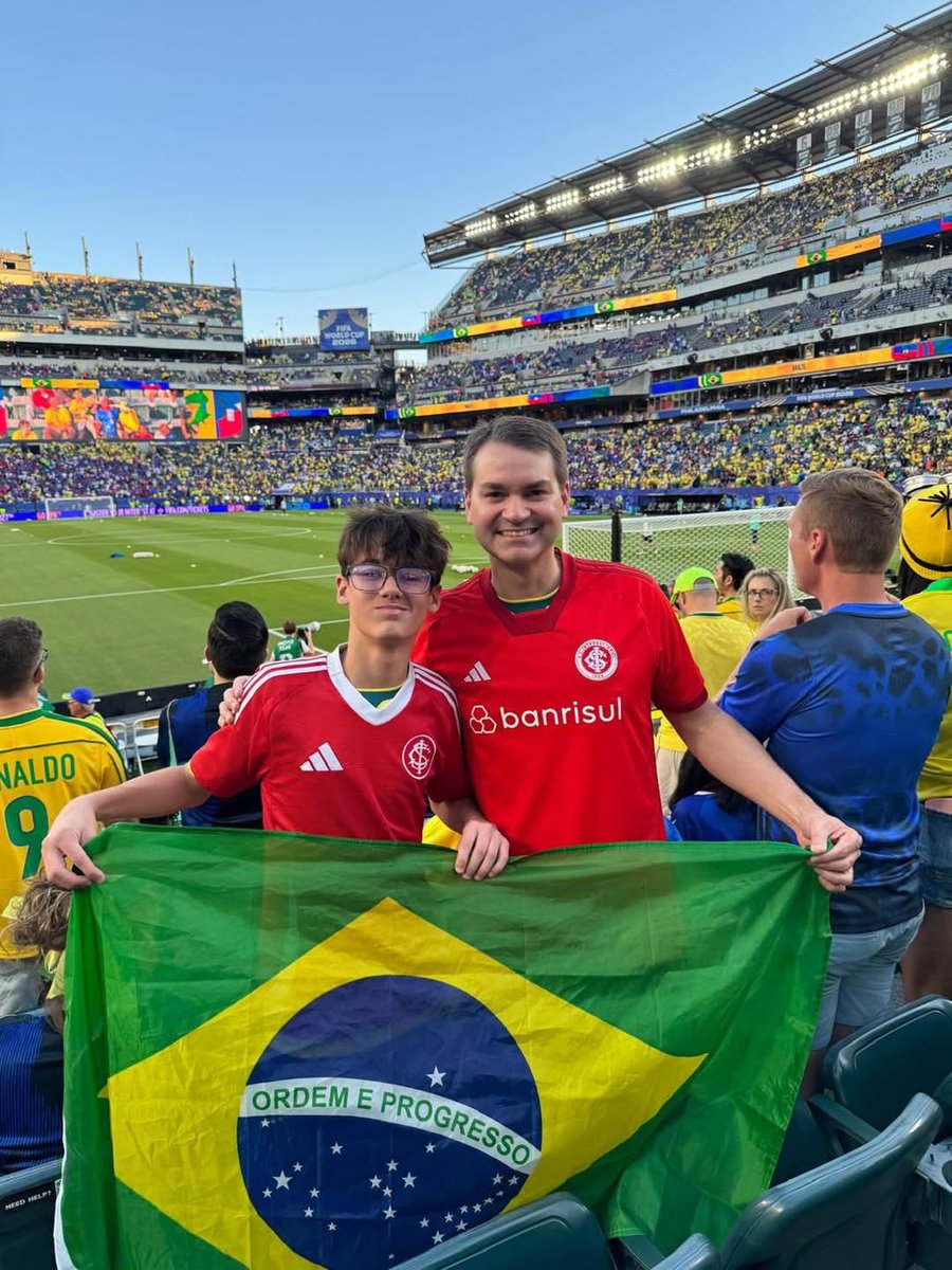 SCInternacional's tweet photo. SOMOS 𝗕𝗥𝗔𝗦𝗜𝗟𝗘𝗜𝗥𝗢𝗦 DO RIO GRANDE DO SUL! 💚❤️💛

A vitória da Seleção contou com grande presença da torcida alvirrubra na Filadélfia, e o post de hoje é exclusivo para exaltar os colorados e coloradas que apoiaram o Brasil e vestiram o Inter diante do Haiti! 🇧🇷🤝🇦🇹

📲 Publique uma foto 𝘃𝗲𝘀𝘁𝗶𝗻𝗱𝗼 𝗼 𝗜𝗻𝘁𝗲𝗿 nos estádios da Copa OU uma imagem com a nova 𝗮𝗺𝗮𝗿𝗲𝗹𝗶𝗻𝗵𝗮 𝗱𝗼 𝗖𝗼𝗹𝗼𝗿𝗮𝗱𝗼, adicione a #ColoradosNaCopa e apareça nas nossas redes oficiais! 🇦🇹🔛 #TaLiberadoAcreditar