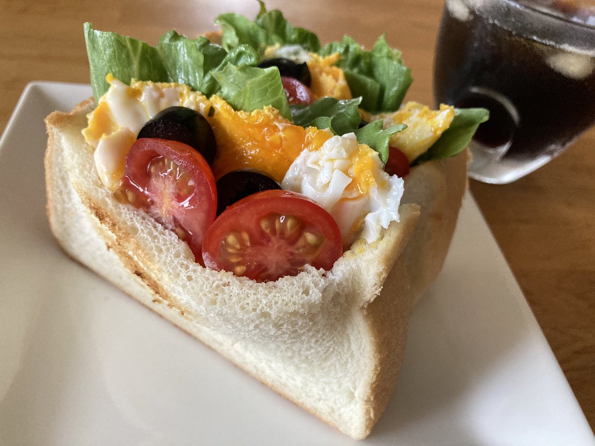 STR02's tweet photo. おはようございます☁️
今朝の #おうちごはん 😊

【卵と野菜のポケットサンド】

ブラックのアイスコーヒーとともに、いただきます🙏 https://t.co/jSna5iiyFp