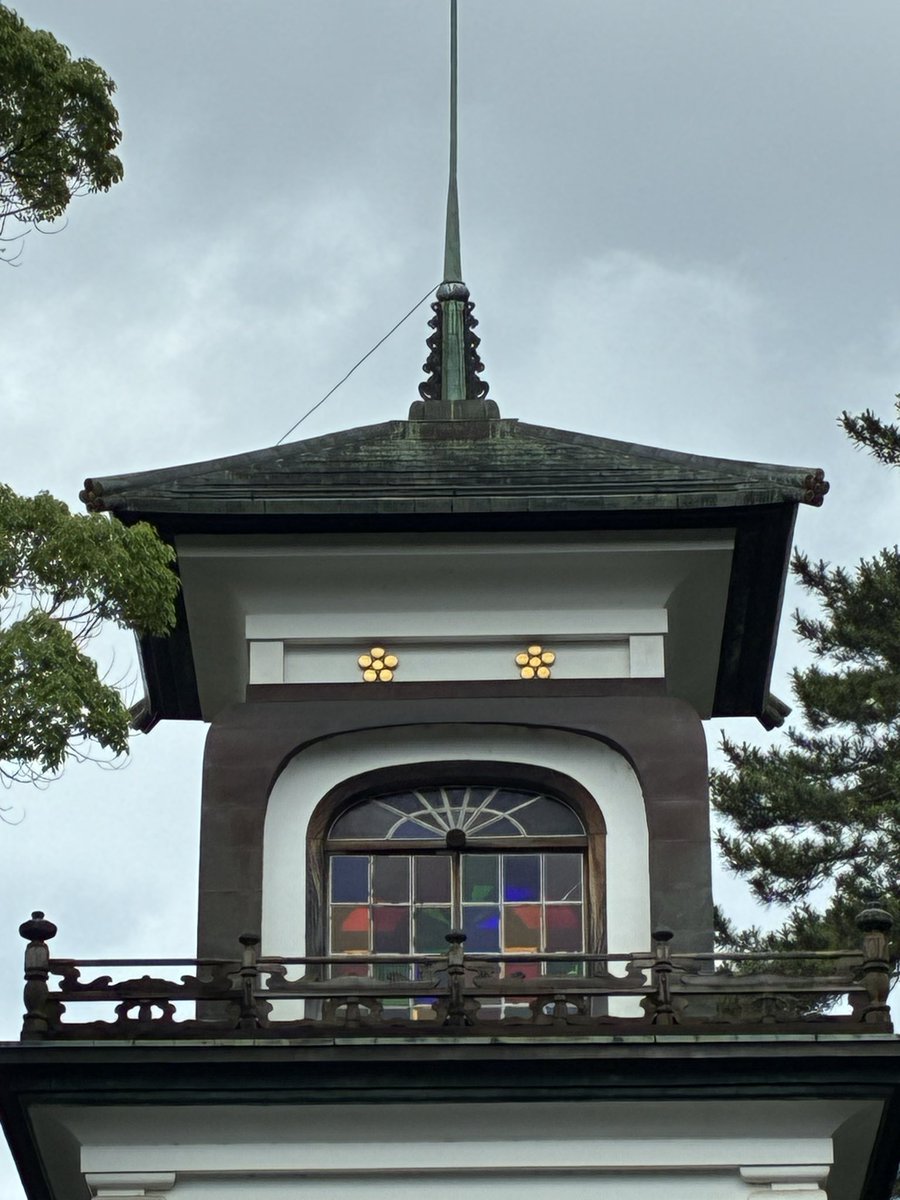 sanaxyz's tweet photo. あさんぽ。

尾山神社の山門。
これは、先日の山形の面接授業で習った日本近代建築の歴史の中で出てきた、幕末から明治前半の和漢洋折衷様式…
昨日呑み屋でおすすめされたが、見に行ってよかった。 https://t.co/Io1bY9b8Yc