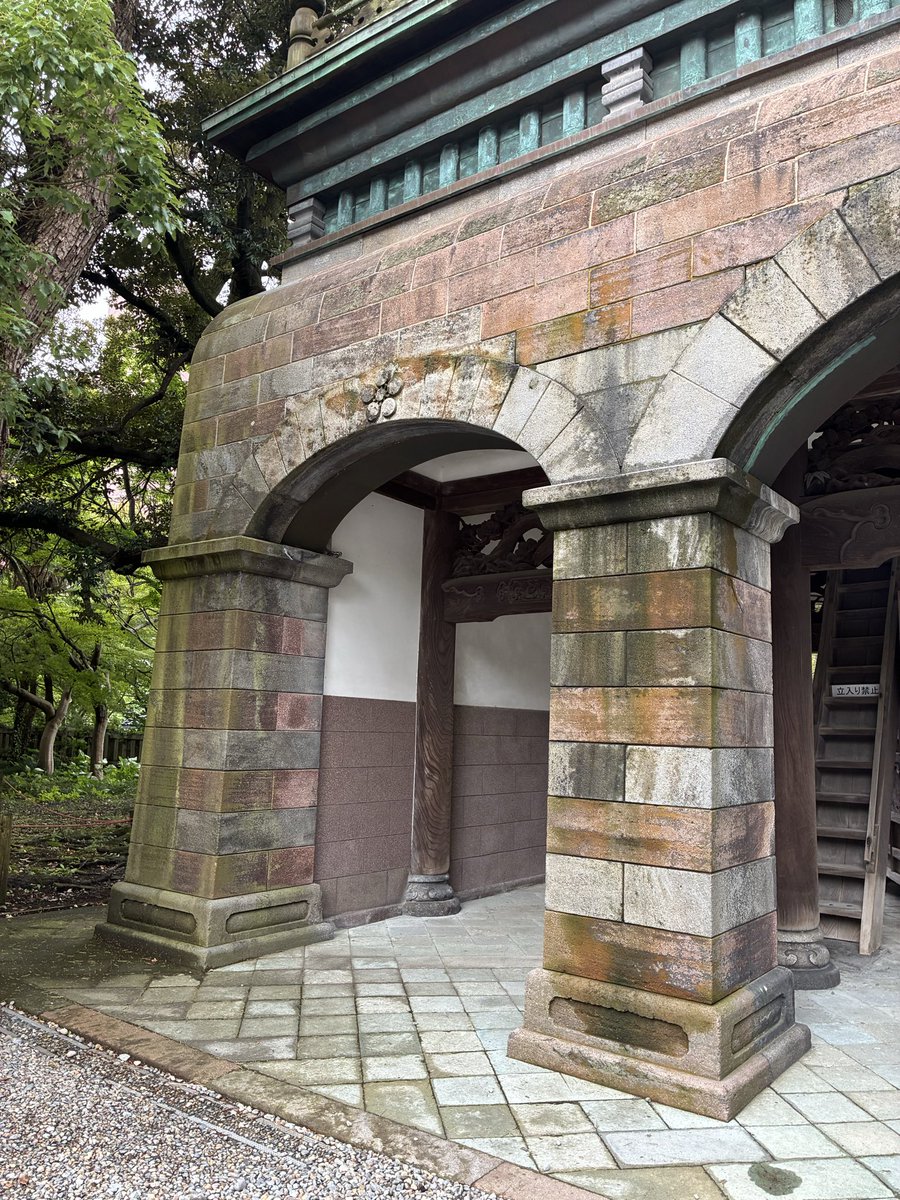 sanaxyz's tweet photo. あさんぽ。

尾山神社の山門。
これは、先日の山形の面接授業で習った日本近代建築の歴史の中で出てきた、幕末から明治前半の和漢洋折衷様式…
昨日呑み屋でおすすめされたが、見に行ってよかった。 https://t.co/Io1bY9b8Yc
