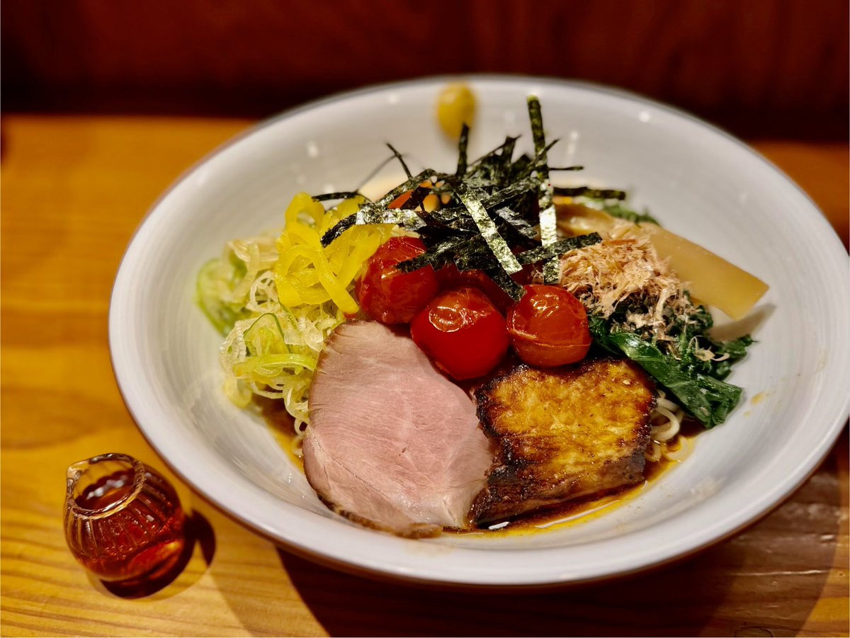 hidamariken's tweet photo. 🌅 おはようございます。
麺やひだまりです。

今日も穏やかな朝ですね🍜

当店おすすめは「和塩らぁ麺」。
一口では終わらない、鰹の旨味がじんわりと広がり、飲み込んだ後に静かに余韻が残る一杯です。

まずはそのまま。
おかか、そしてやげん堀七味唐辛子と共に移ろう味の変化もお楽しみください。

――――――――――

本日限定🌟
「りんご酢の冷やし中華」

鰹出汁に浸けたミニトマトに、大葉、刻みのり、炙り豚を添えました。
内堀醸造のりんご酢のやさしい酸味と和三盆の甘みが調和した、爽やかな一杯です🍎

――――――――――

谷中餃子は本日100個ご用意しております🥟
香ばしく焼き上げておりますので、熱々のうちにどうぞ。

【本日の営業】
11:30〜16:00（L.O.16:00頃）

谷中で、ごゆるりとお待ちしております☀️

#麺やひだまり #谷中銀座 #谷根千グルメ #HiddenGemTokyo #TokyoRamen #冷やし中華