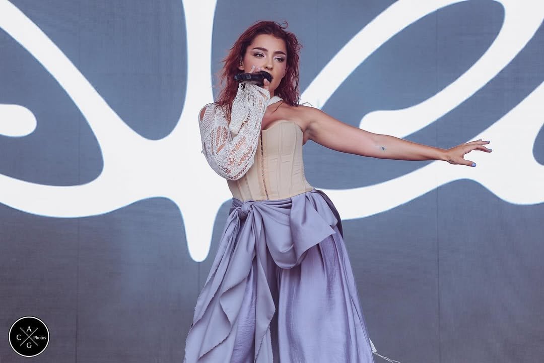 fcoVioletaCL's tweet photo. Hace un año Violeta presentó por primera vez en vivo las canciones de su álbum VIOLETA en el escenario del Share Festival 2025 🫶🏻 https://t.co/ypM0IEavgz