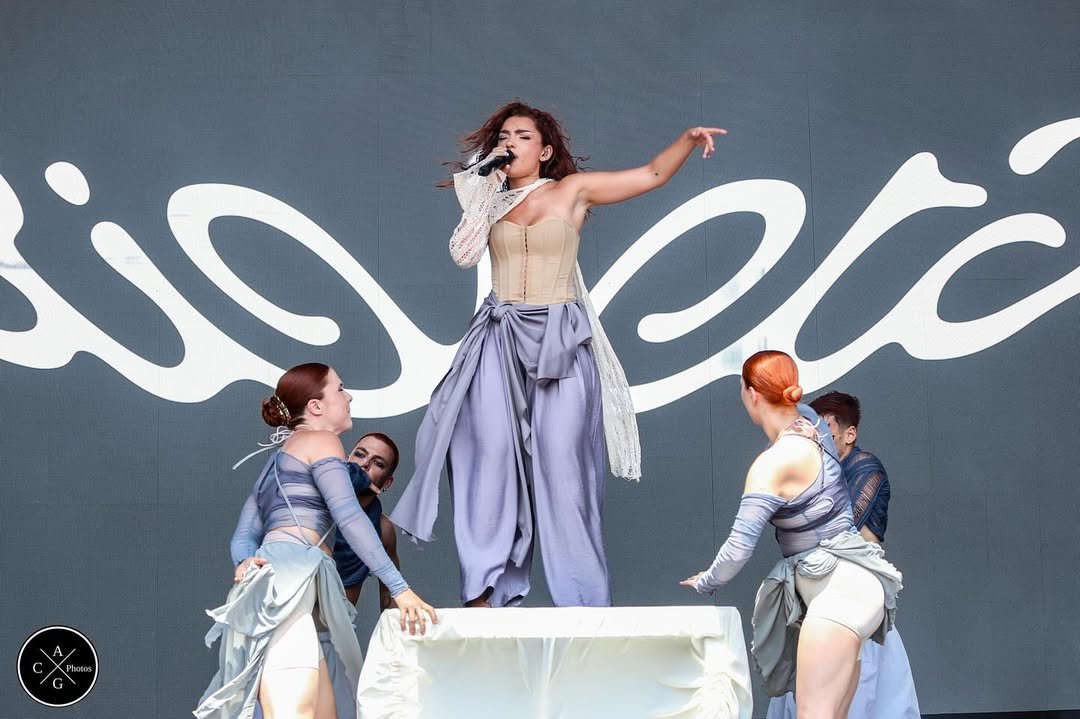 fcoVioletaCL's tweet photo. Hace un año Violeta presentó por primera vez en vivo las canciones de su álbum VIOLETA en el escenario del Share Festival 2025 🫶🏻 https://t.co/ypM0IEavgz
