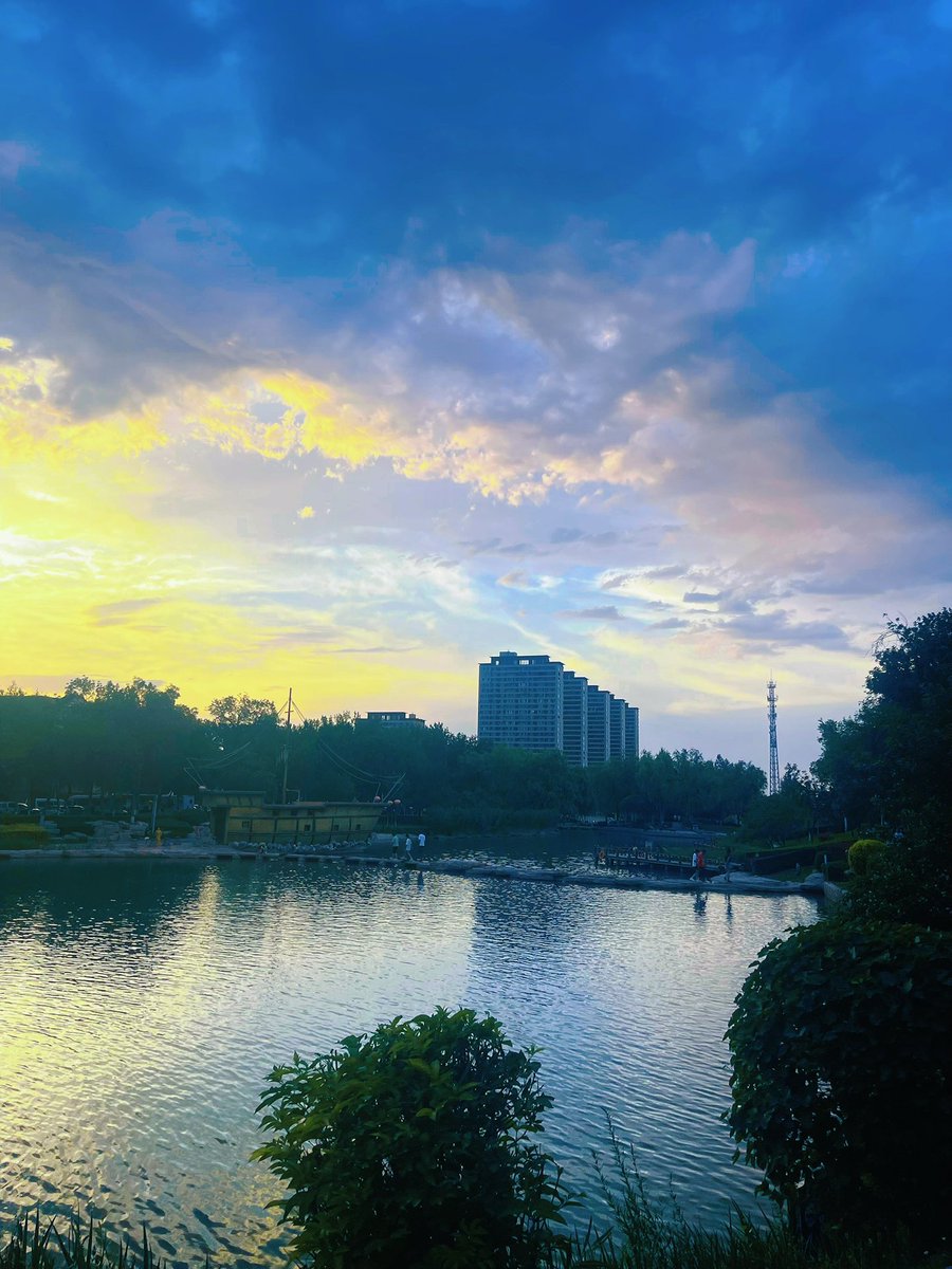 Fara01074407's tweet photo. New semester, new adventures! Our Photography Club is hosting a sunset shoot at West Lake this Saturday 5PM—all skill levels welcome, just bring your camera or phone. Tag a friend who’d love to join! #CampusClub #PhotoWalk https://t.co/R5Yzc0ju4T
