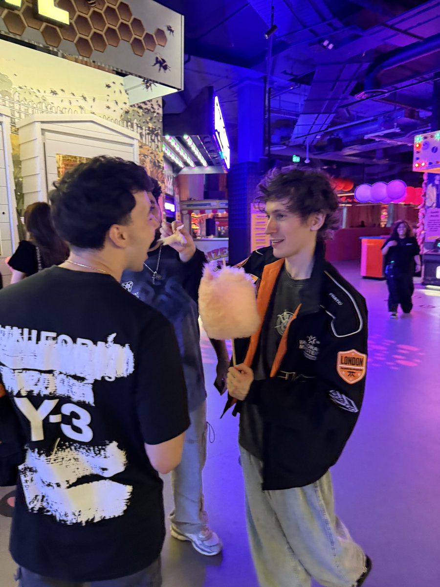 lakittv's tweet photo. cutest moment my phone's captured today @OfficialBoaster feeding @Crashies some cotton candy https://t.co/6htPz5xMr9