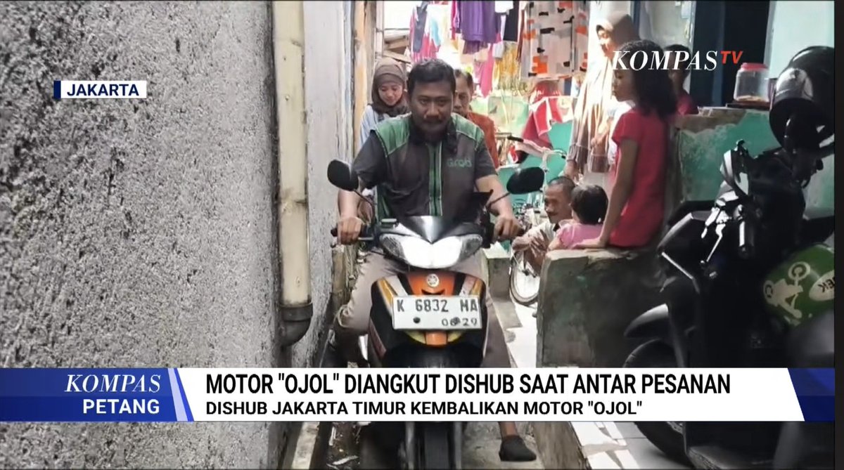 MiskinTV_'s tweet photo. Suku Dinas Perhubungan (Sudinhub) Jakarta Timur telah mengembalikan sepeda motor milik Sulis Agung Wibowo, seorang pengemudi ojek online (ojol) asal Bekasi yang sempat viral karena menangis histeris saat kendaraannya diangkut petugas.

Motor tersebut diantarkan langsung oleh Kepala Sudinhub Jakarta Timur, Harlem Simanjuntak, ke rumah pemiliknya sebagai bentuk langkah persuasif dan silaturahmi.