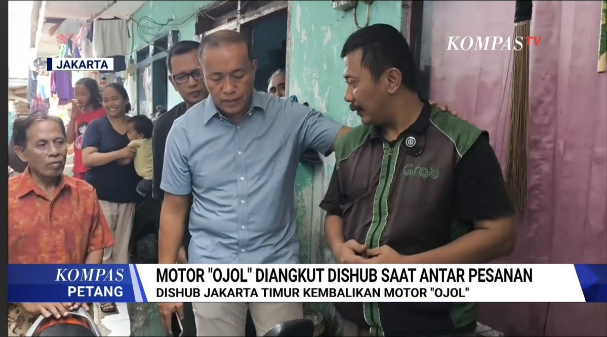 MiskinTV_'s tweet photo. Suku Dinas Perhubungan (Sudinhub) Jakarta Timur telah mengembalikan sepeda motor milik Sulis Agung Wibowo, seorang pengemudi ojek online (ojol) asal Bekasi yang sempat viral karena menangis histeris saat kendaraannya diangkut petugas.

Motor tersebut diantarkan langsung oleh Kepala Sudinhub Jakarta Timur, Harlem Simanjuntak, ke rumah pemiliknya sebagai bentuk langkah persuasif dan silaturahmi.