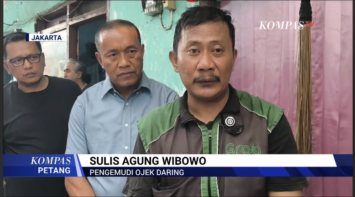MiskinTV_'s tweet photo. Suku Dinas Perhubungan (Sudinhub) Jakarta Timur telah mengembalikan sepeda motor milik Sulis Agung Wibowo, seorang pengemudi ojek online (ojol) asal Bekasi yang sempat viral karena menangis histeris saat kendaraannya diangkut petugas.

Motor tersebut diantarkan langsung oleh Kepala Sudinhub Jakarta Timur, Harlem Simanjuntak, ke rumah pemiliknya sebagai bentuk langkah persuasif dan silaturahmi.