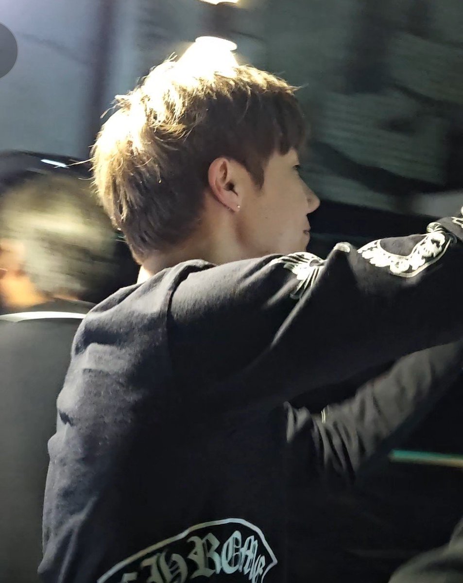 gyujjangnim's tweet photo. 260620 LV4 in Kaohsiung

leaving the venue.

everyone thought he will go straight to their van but he actually walked around to greet and receive gifts even giving hi-5s 🥹 https://t.co/7UvL6K5LvP
