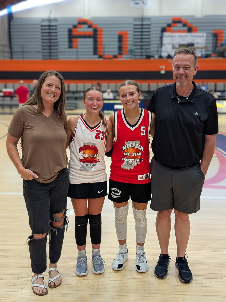 KylaYordy's tweet photo. Thank you @StevenStremmin1 for organizing an awesome event! Loved the game! Congrats @LilyannMaxwell  for winning the FCA Mental Attitude Award! Thanks @jgooner21 for coming all the way down to watch! https://t.co/1BKd3lP8Ex