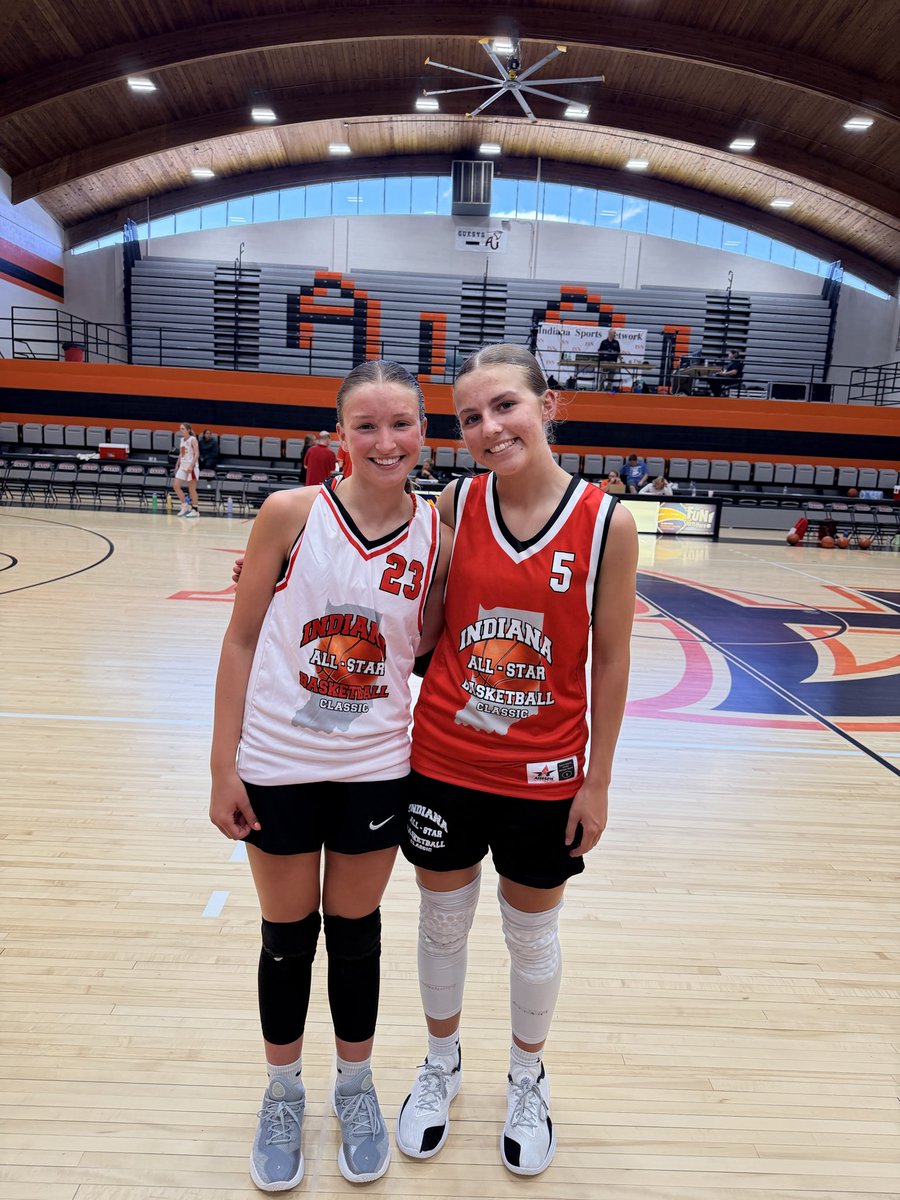 KylaYordy's tweet photo. Thank you @StevenStremmin1 for organizing an awesome event! Loved the game! Congrats @LilyannMaxwell  for winning the FCA Mental Attitude Award! Thanks @jgooner21 for coming all the way down to watch! https://t.co/1BKd3lP8Ex