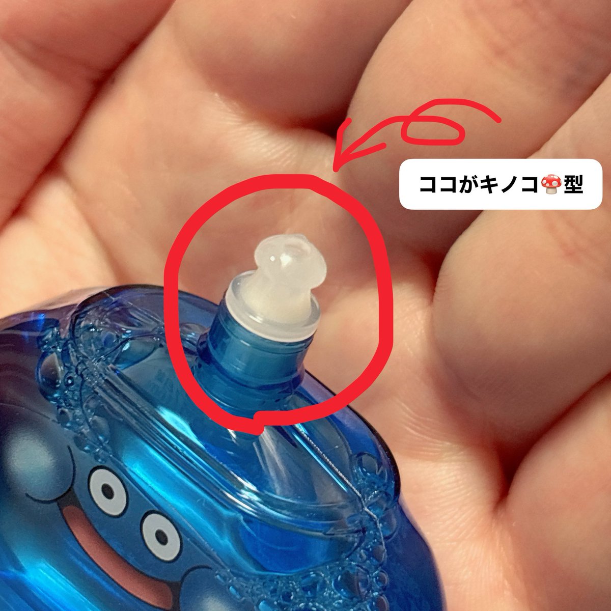 MirrorMitaro's tweet photo. 今TVみて感動したんだけど。目薬って顔を上に向けて目の上から薬をさすだけじゃないの？？顔を正面に向けたままで、目薬ボトルを横にしてもさせるなんて、まーったく知らなかった💦目尻から薬がはみ出ない💧感動しておる😭
でも、コレができるのは差し口がキノコ🍄型のタイプだけ。ロートすごいな https://t.co/2WnKECfif0