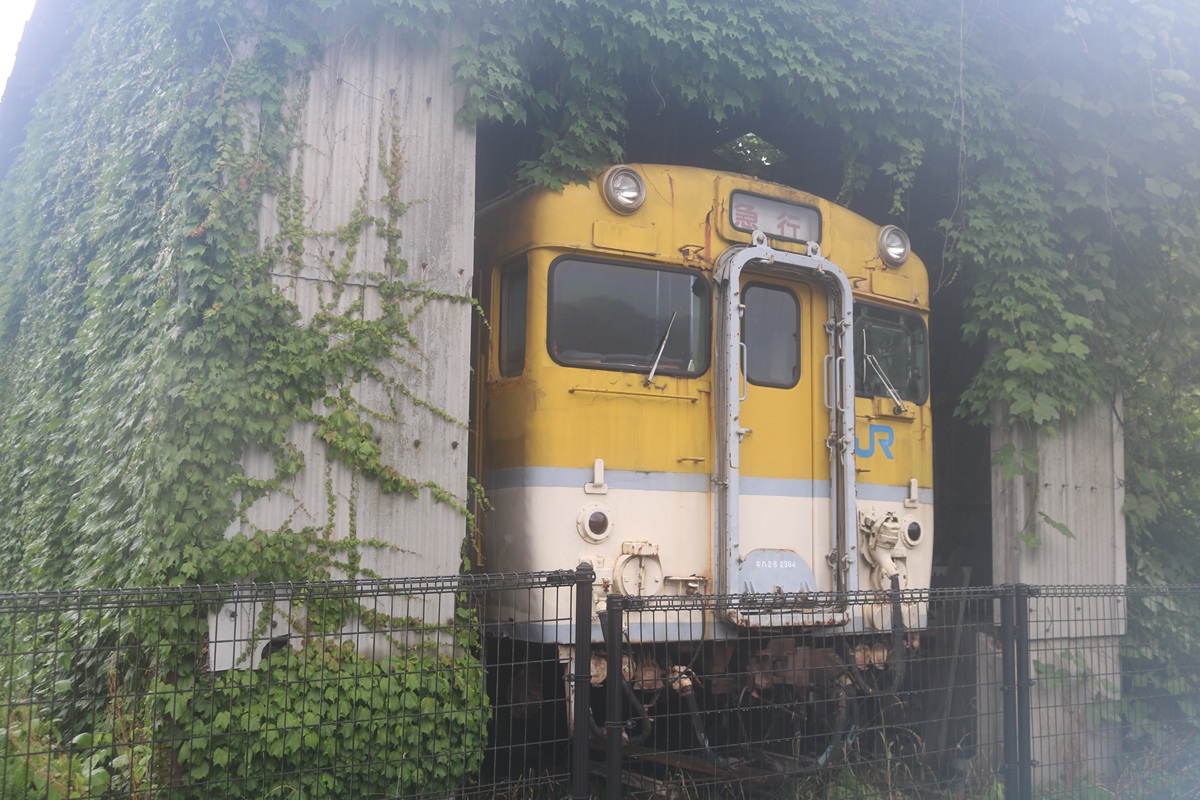series9300's tweet photo. 次は加計の駅跡へ。主要駅で動態保存車もいるということで期待して向かいましたが、残されてたのはホームのごく一部分だけ。
もとの引き込み線のようなところに気動車が。最近はお不動さんなのか…？
加計から先は高度経済成長期の完成。コンクリ橋が目を引きます。見た目が新しく、もったいない。 https://t.co/8BlExOtmJn
