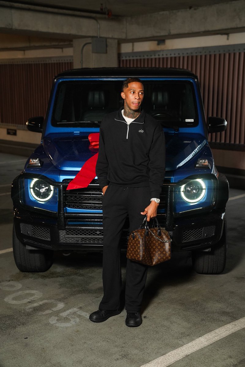 KinggDaryn's tweet photo. prolly needed a hug but bought me a g wagon instead..🤭 thank you God!!! #CBFW #notrented https://t.co/yOAUKmIJzm