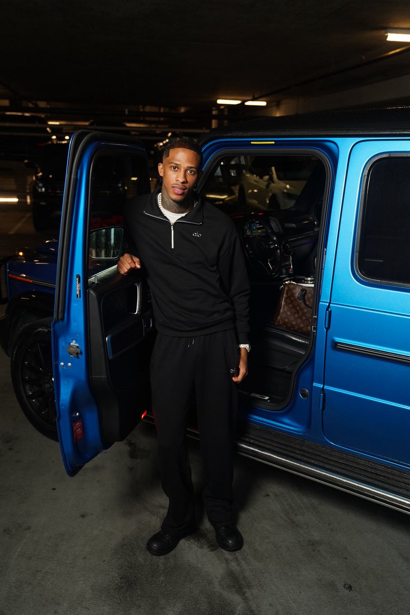 KinggDaryn's tweet photo. prolly needed a hug but bought me a g wagon instead..🤭 thank you God!!! #CBFW #notrented https://t.co/yOAUKmIJzm