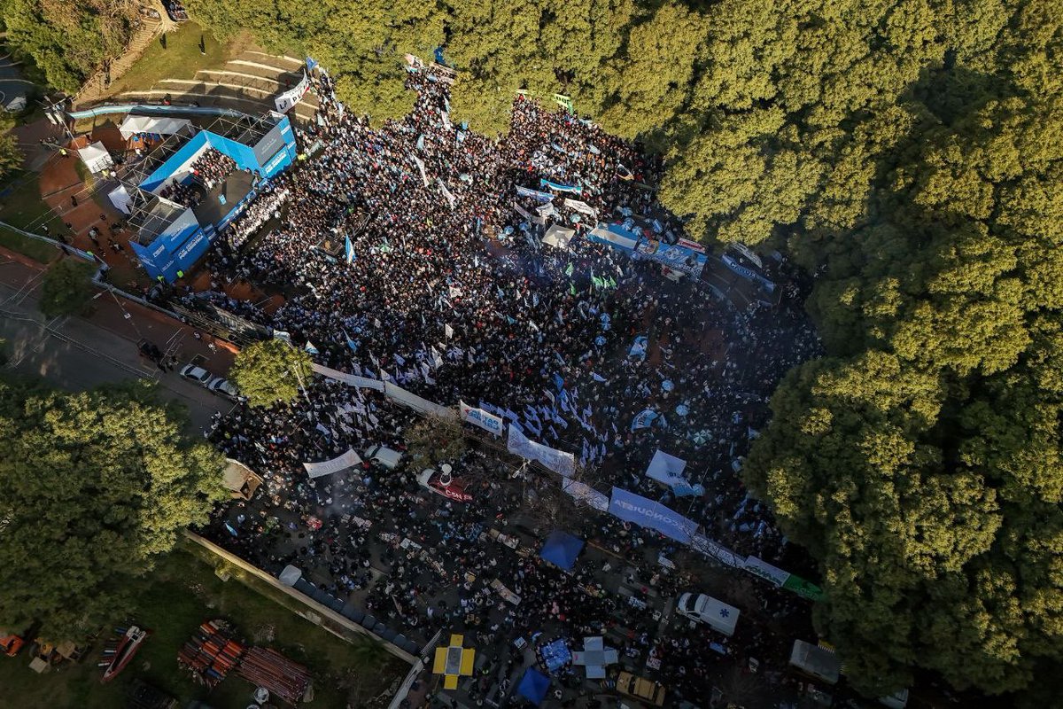 ItaiHagman's tweet photo. Queremos ver la bandera argentina flameando en un país con democracia plena, con soberanía y justicia social. Eso no va pasar mientras Cristina este presa, Milei siga en la Rosada y la mafia judicial en los Tribunales.

A un año de la injusta condena en el Día de la Bandera fuimos una multitud en Parque Lezama y San José 1111 con un mensaje muy claro: Cristina Libre.