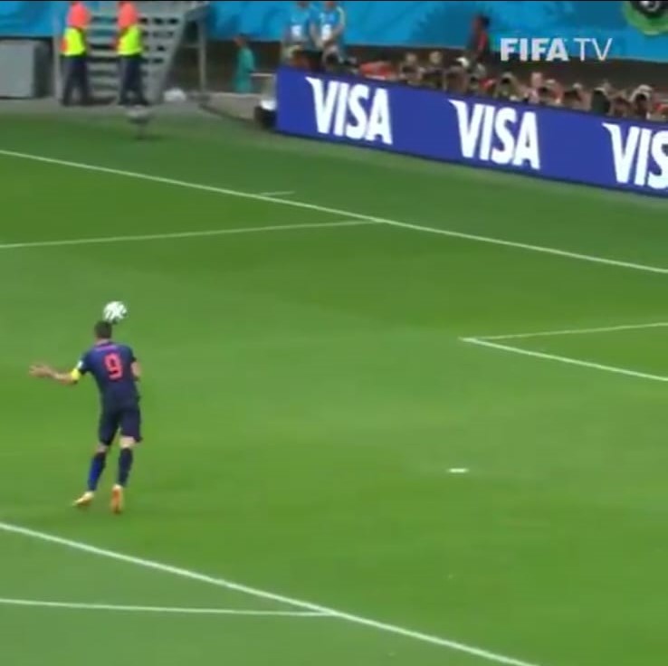 dariostradlin's tweet photo. @lbertozzi O mais curioso desse gol conhecido como o "Holandês Voador", é que quando toca na bola, Van Persie está com os dois pés no chão.

Ou seja, ele "marcou" o gol antes de voar. https://t.co/pKpja5JBF2