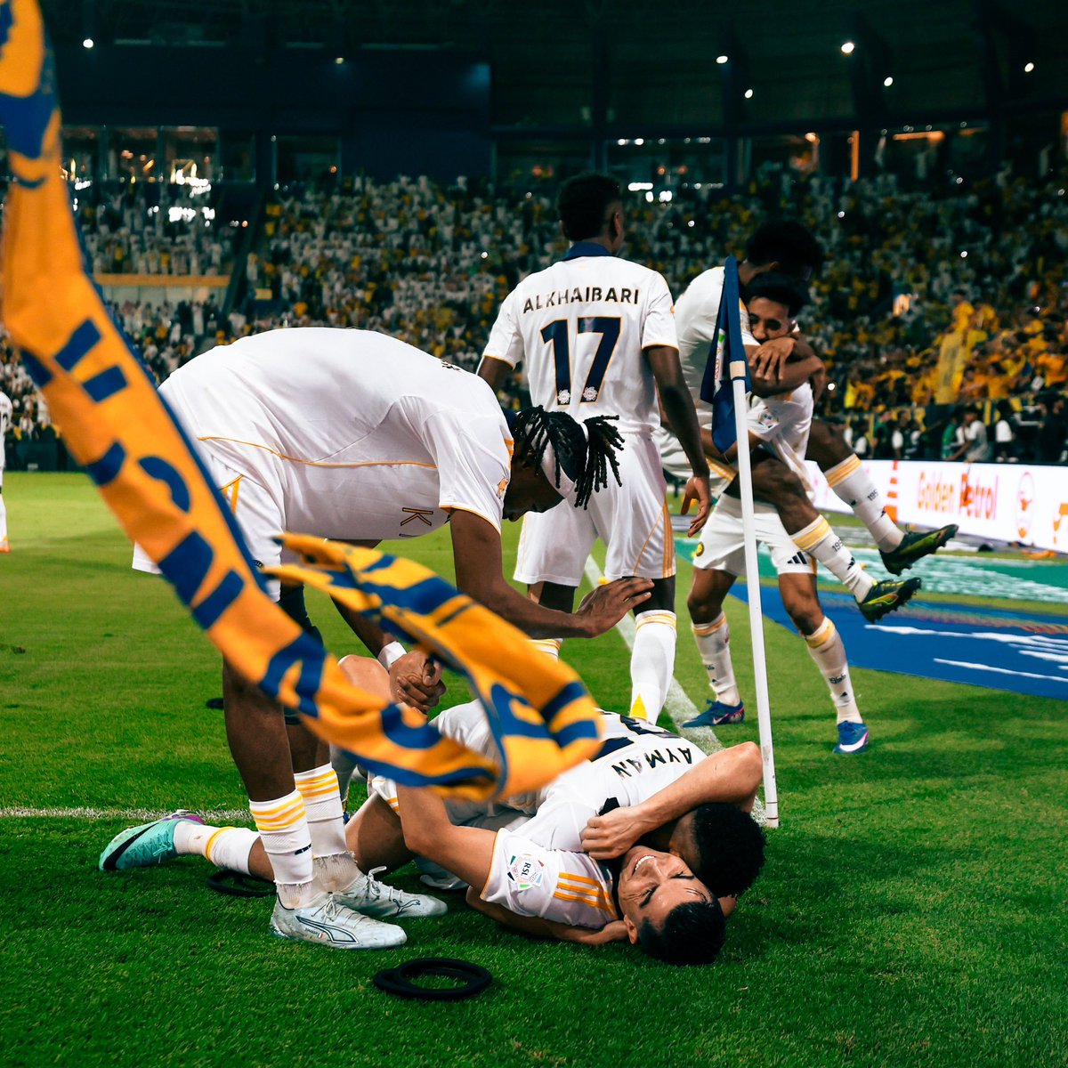 midfebnight's tweet photo. #OTD 🥹💛 https://t.co/jseq2KIhMH