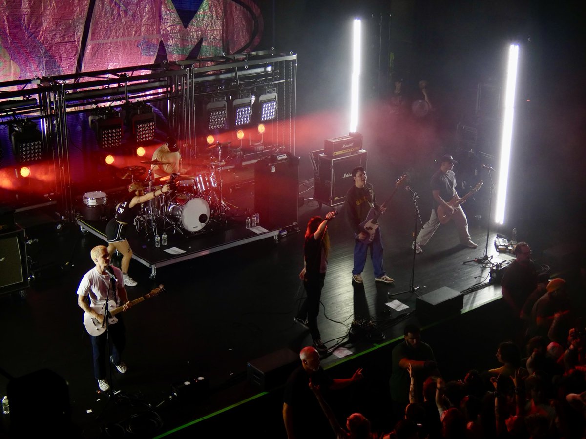Alexa_w_99's tweet photo. Every single night, looking for a distraction
Waiting for the sun to rise, pretty sight for some hollow eyes 

Hot Mulligan - 6/9/26 - Allentown PA https://t.co/hXnejeulWK