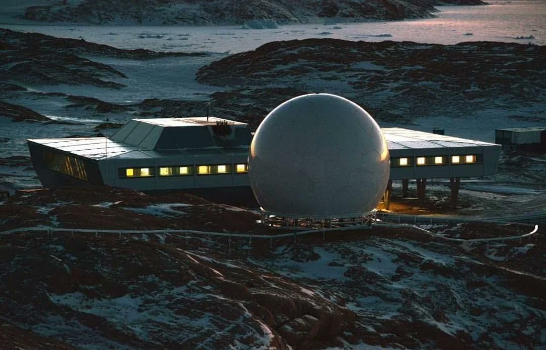 SciFiArchives's tweet photo. Remote Antarctic research base built above shifting ice and snow. https://t.co/cXnlZksdFX