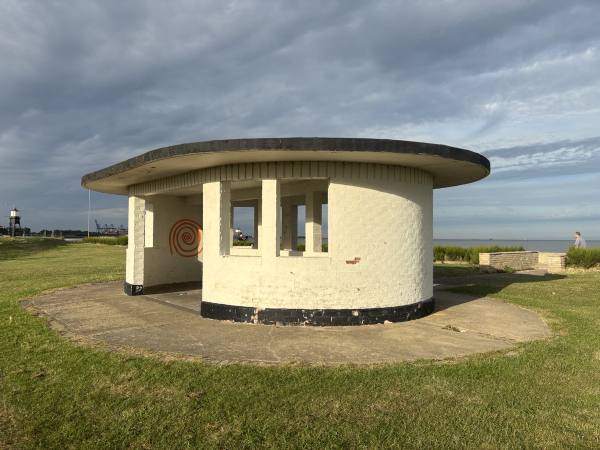 joannaofottawa's tweet photo. Played hooky. Went to Harwich and Felixstowe. Crazy sun and cloud and sea light. Nothing like some horizon to take the mind day off annoying writing setbacks…
#daytripper #harwich #felixstowe #essex #estuary #sea #horizons #seaside #playinghooky https://t.co/2KyVgBzrT4