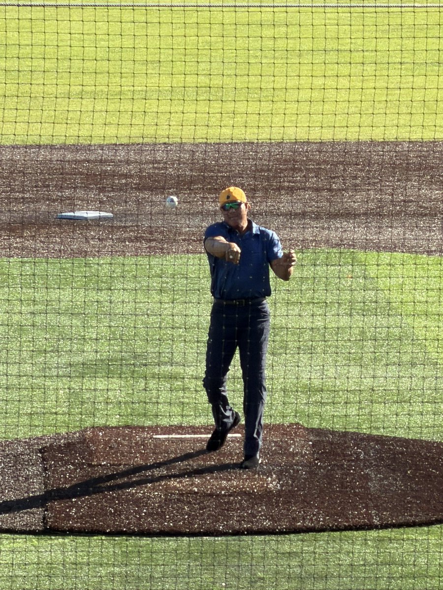 onemillioncubs's tweet photo. Jose Canseco throwing out the first pitch at the Madison Mallards game.

This is where is career started back in 1983 with the Madison Muskies. https://t.co/hXDyeAmO2B