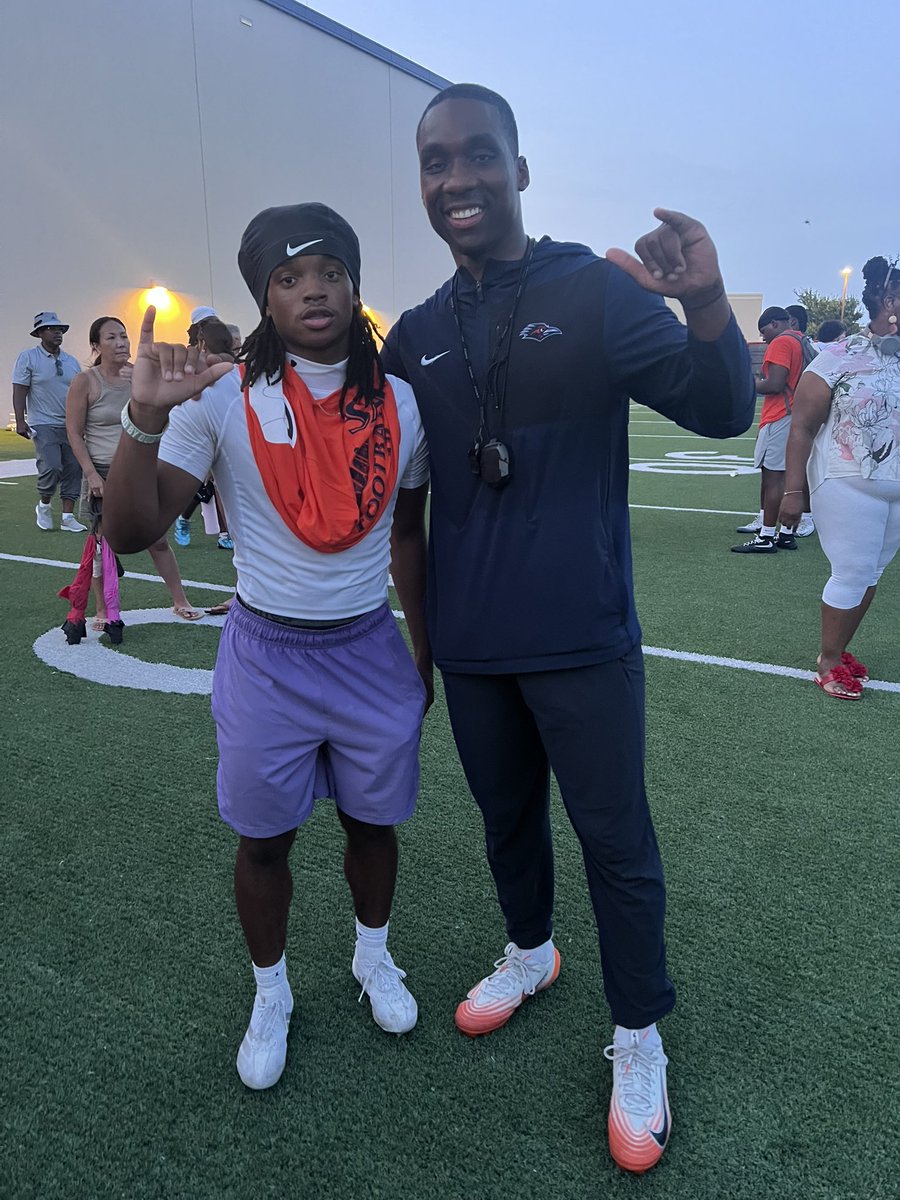 JaylinE_27's tweet photo. Had a good camp at UTSA, competed and learned some new things! @CoachTraylor @denarius11 @CoachCGrundy @EyanMeans6 @utsafbrecruit @MuellerFBCoach @ice85berg @CoachARoberts @CoachBarnes21 @iWestonBridges @CoachAmbroson @CoachBethany https://t.co/8ImC2LzX6F
