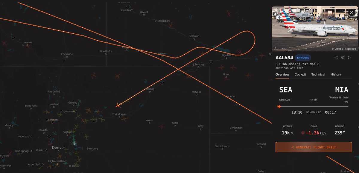 airlivenet's tweet photo. LIVE American Airlines #AA654 to Miami is declaring an emergency and diverting to Denver @wingbits https://t.co/PWkd4wuEqj